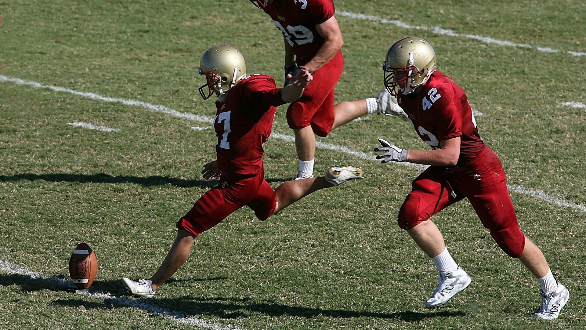 穆勒三十六岁生日夜戴帽建功，温哥华白浪七球横扫对手创纪录